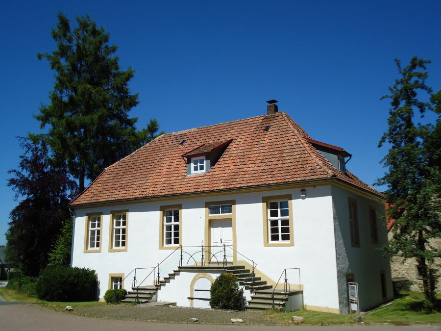 Historische Stätte der Rechtsgeschichte: Das Alte Patrimonialgericht Fürstenberg repräsentiert die vom Mittelalter bis ins frühere 20. Jahrhundert geltende Zivil- und Kriminalgerichtsbarkeit des Paderborner Landes Bildnachweis: Antonius Monkos, Historisches Fürstenberg gemeinnützige GmbH